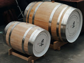 The 60-liter oak barrel and the 200-liter oak barrel are placed next to each other.
